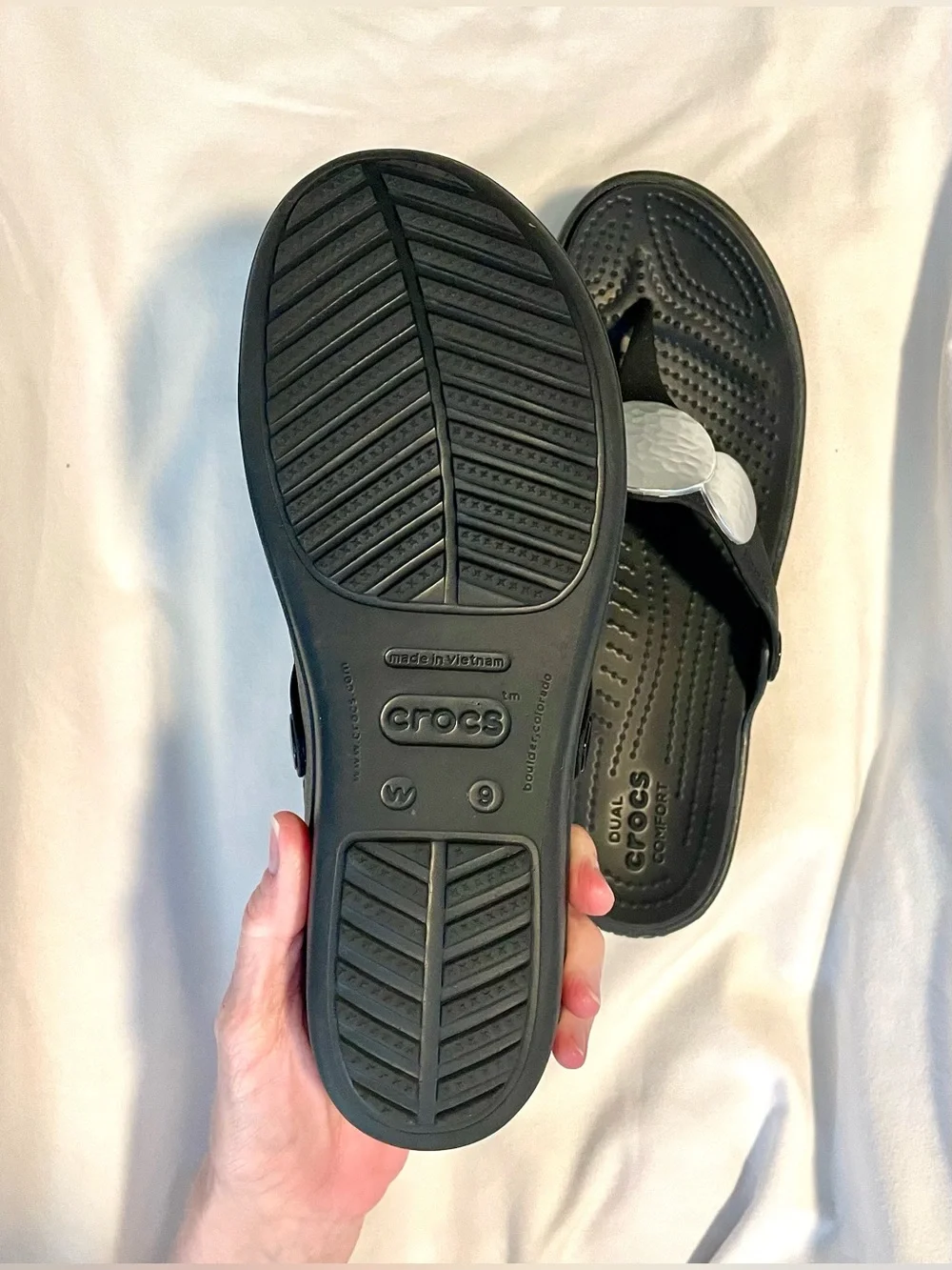 CROCS Sanrah Thong Wedge Sandal -Metal Disc Accent/Comfort- Woman’s Sz 9 - Black